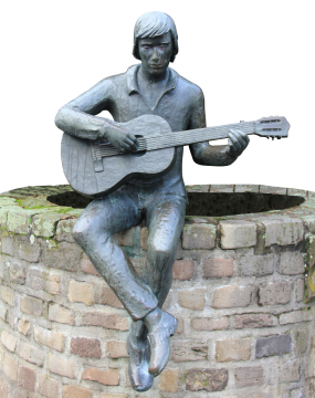 男性弹吉他乐手石像坐水井边