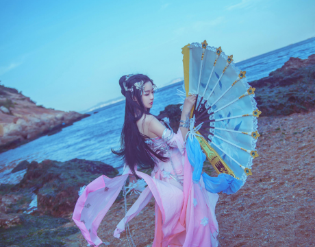 人物摄影_海边古装美女轻盈身姿美拍