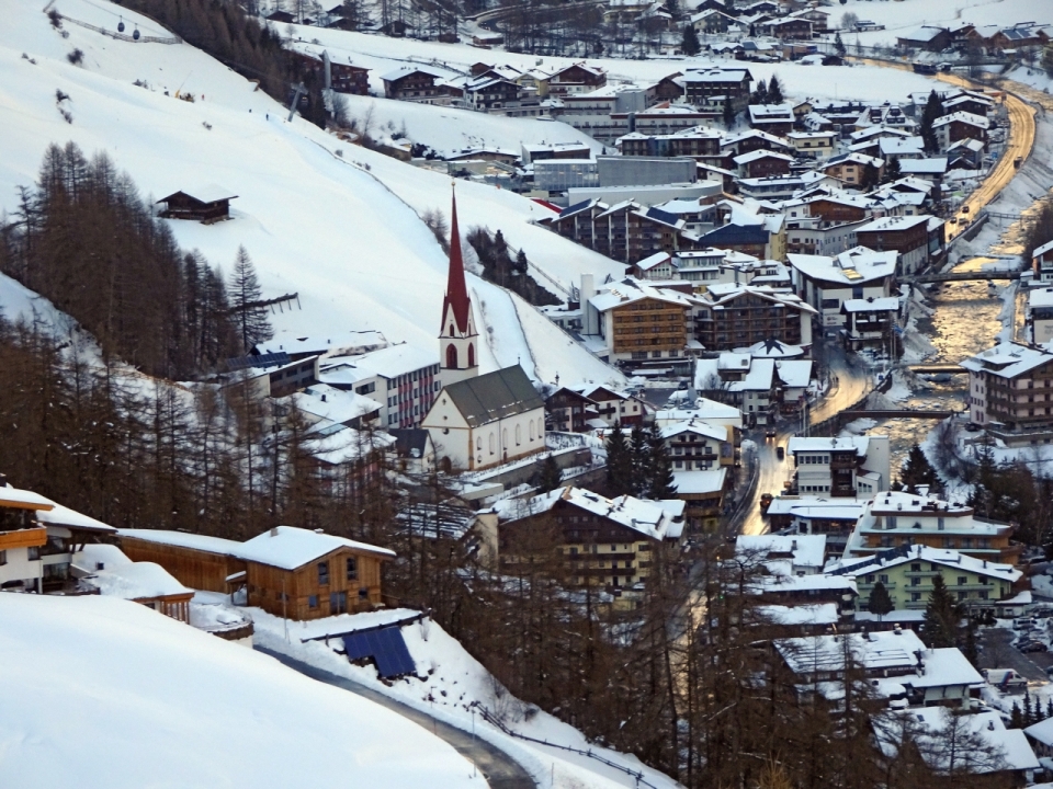 积雪覆盖山脚小镇房屋风景