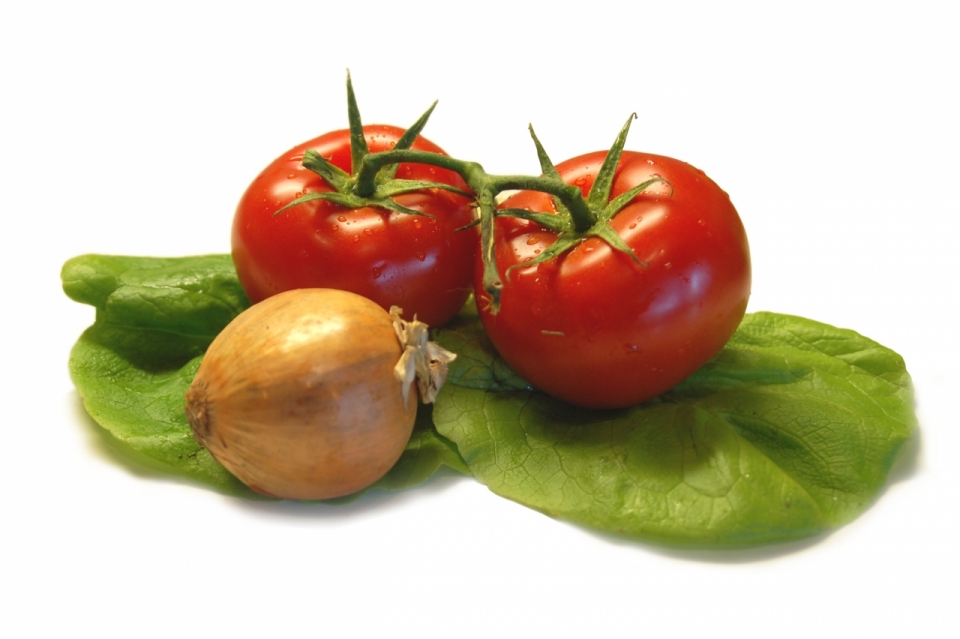 白色背景红色番茄绿色菜叶新鲜蔬菜