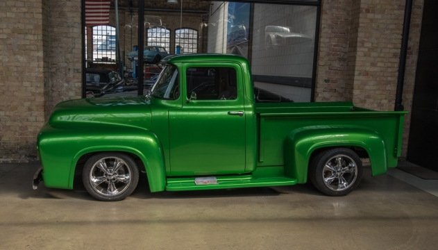 城市街道建筑墙壁前绿色老旧货车