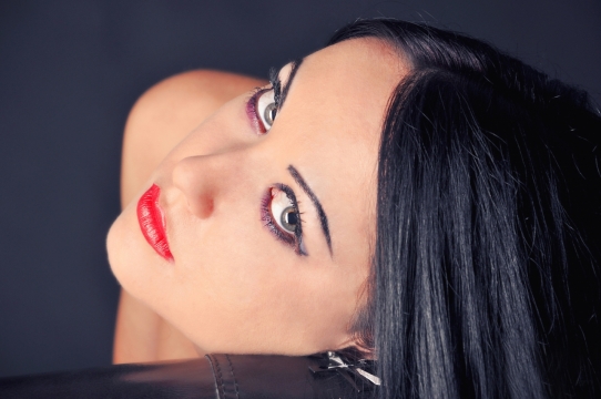 抬头仰望天空的性感红唇模特