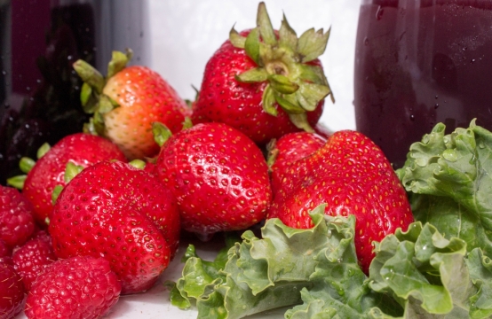 室内白色桌面新鲜美味红色草莓