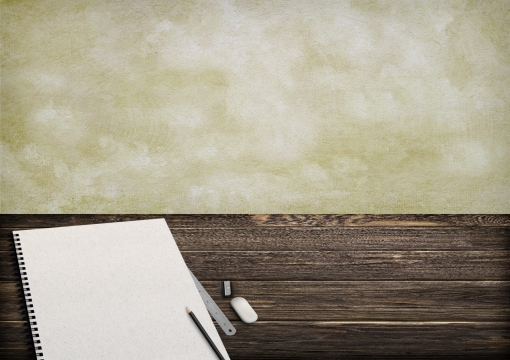 木桌上摆放的各式办公文具特写