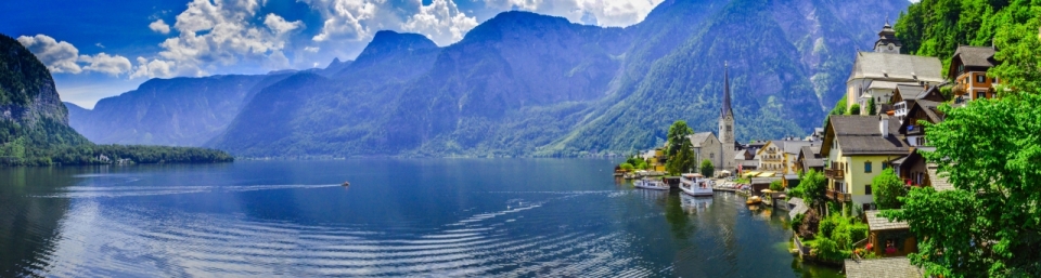 山峰建筑倒映自然湖泊湖面全景