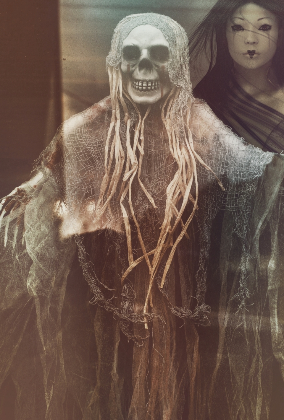 黑暗恐怖骷髅与长发女性奇幻艺术雕刻