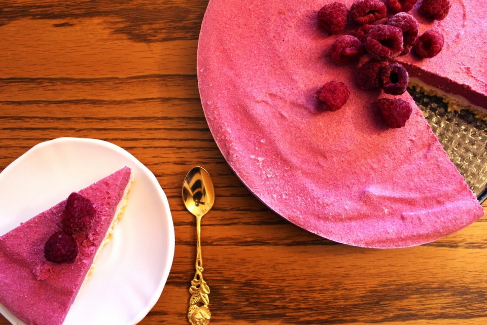 木制桌面白色盘子美味树莓水果蛋糕甜点