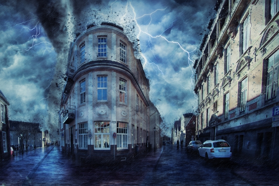 雷雨闪电袭击城市建筑艺术摄影