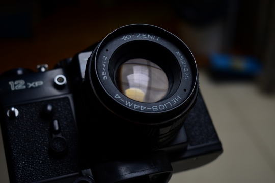 虚化背景室内桌面黑色专业相机镜头特写