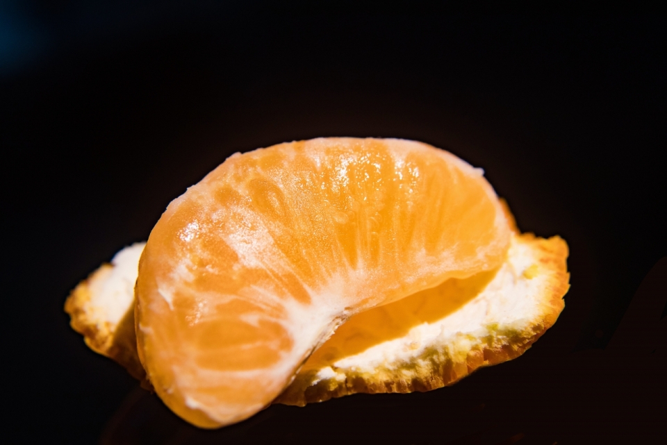 黑色背景灯光照射橘子果然摄影