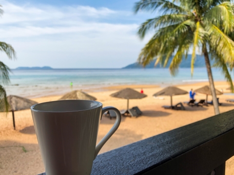 海景旅馆窗台茶杯眺望海边沙滩美景