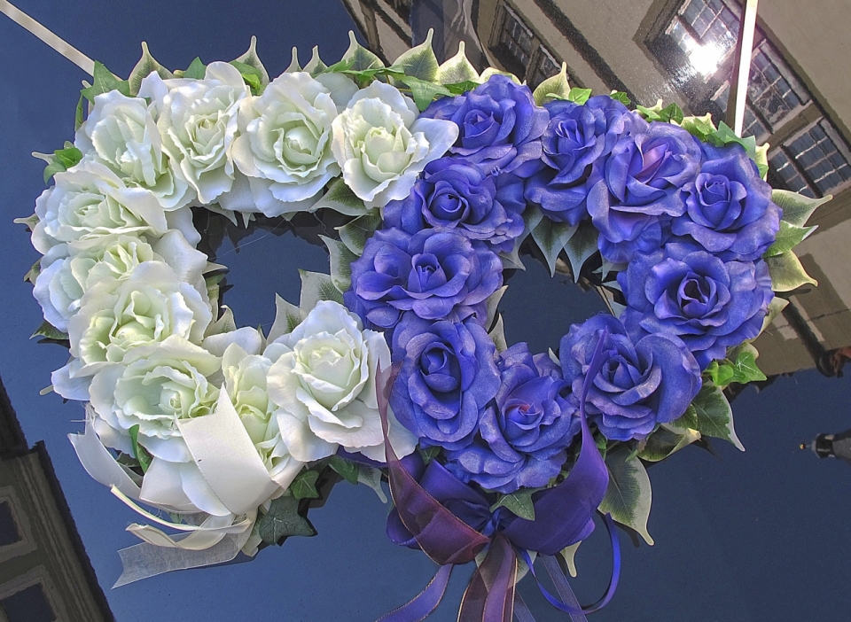 婚礼车上白色紫色花朵装饰