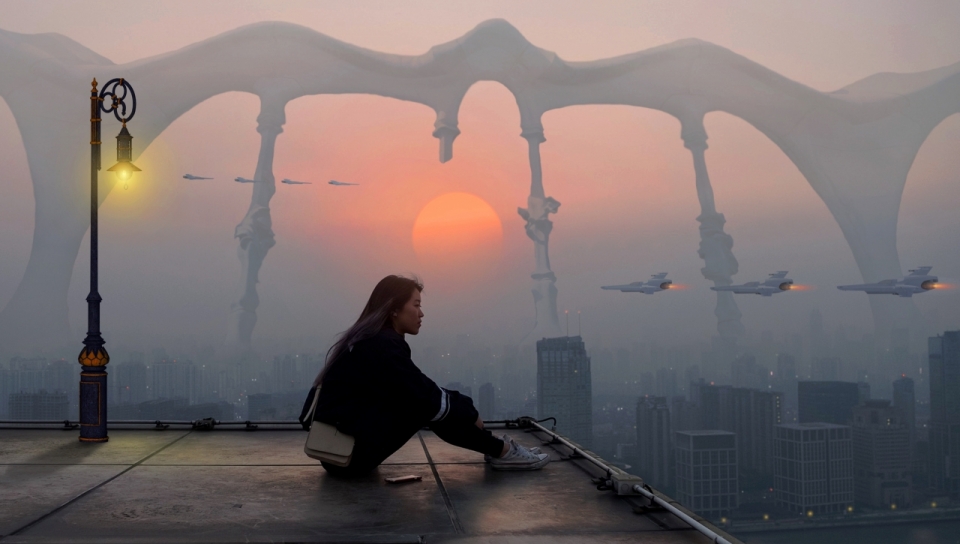 夕阳下竖立在城市中与云层一般高的大门和战机下的楼顶上坐着的美女