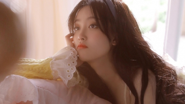 温柔阳光居家美女性感高清桌面壁纸