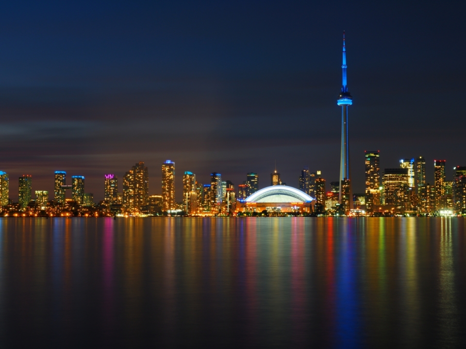 夜晚现代灯光城市夜景倒映湖水湖面