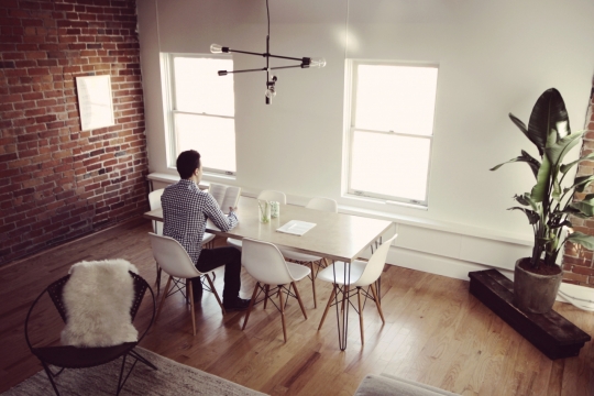 男子桌前看书简约生活摄影