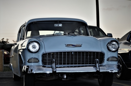 空地停放银白色轿车外观特写