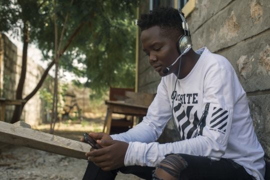 城市街道戴银色耳机短发黑人男性