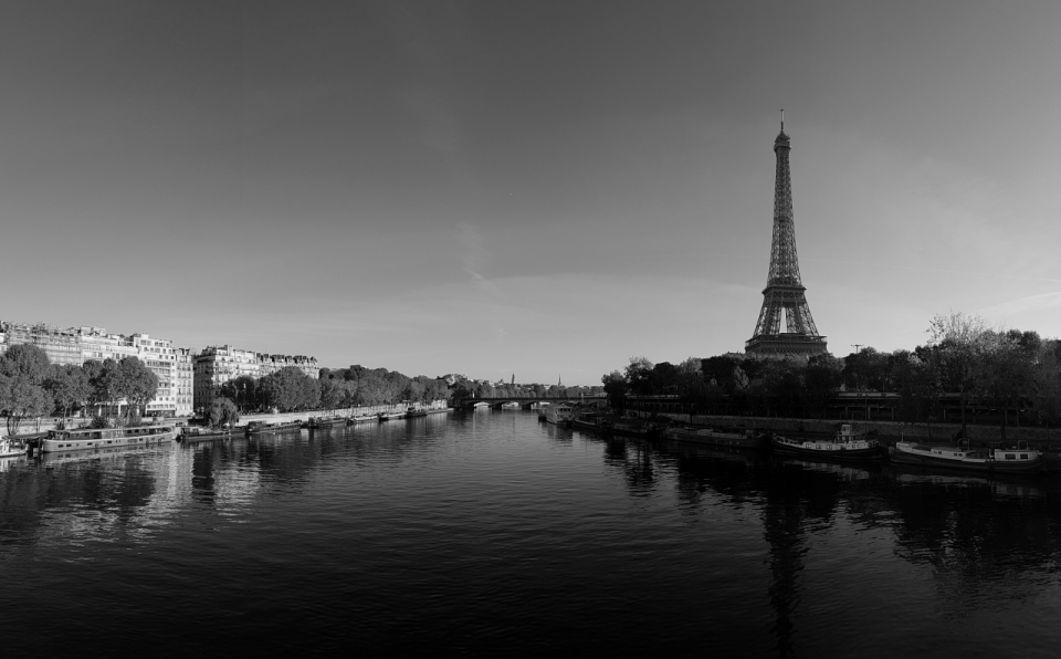 巴黎壮丽而菲尔铁塔旁美丽的塞纳河