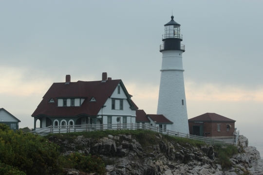 云雾遮盖天空下的高大灯塔建筑