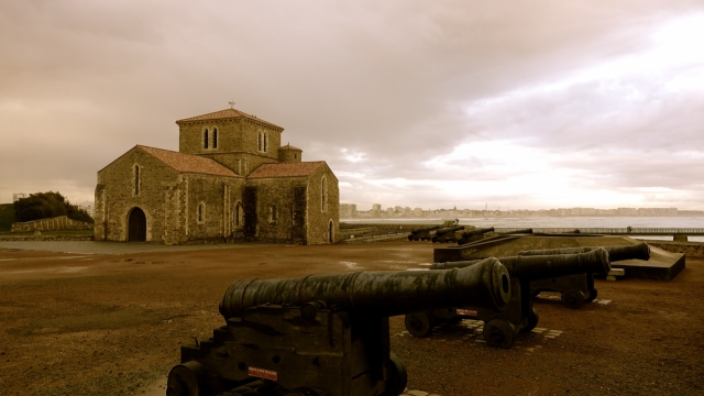 城市外围中世纪老旧火炮建筑文物