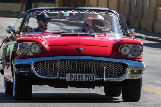 阳光城市街道马路上红色崭新敞篷轿车