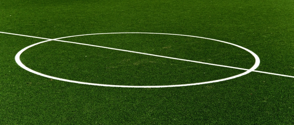 足球场地面绿色草坪上白色区域标识