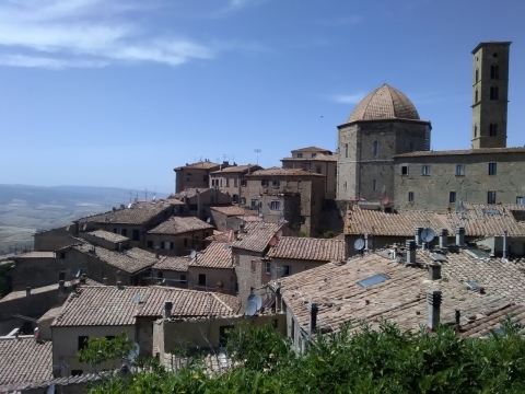 意大利沃尔泰拉小镇远望全景