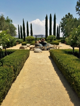 蓝天白云下别墅豪宅花园石头流水