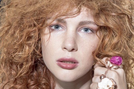 白嫩肌肤金色卷发美女性感红唇