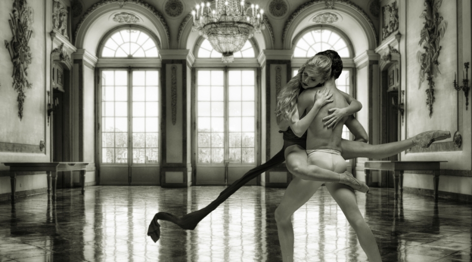 条芭蕾舞的男女舞伴黑白摄影