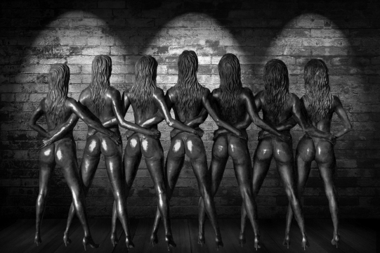 黑白石砖墙壁前性感长发女性背面雕像