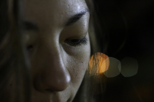 夜晚灯光城市街道长发女性面部特写