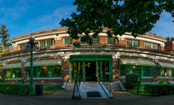 城市古典澡堂建筑正面全景