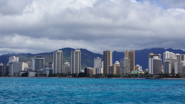 云雾笼罩都市清晨朦胧风光湖景