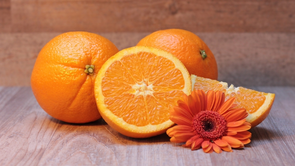 盛开的菊花和新鲜的切开的橙子水果静物摄影