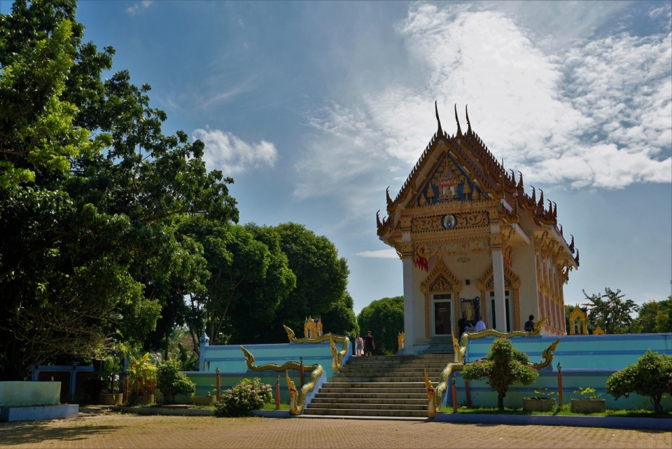 蓝天下恢宏的泰国寺庙
