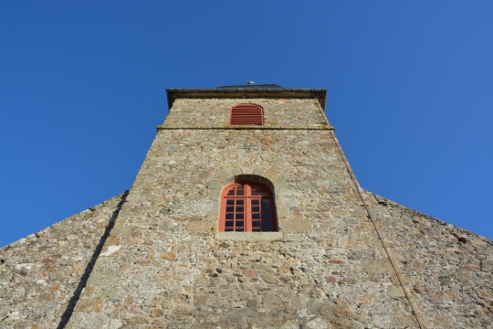 外景摄影_蓝色天空下高大石墙建筑