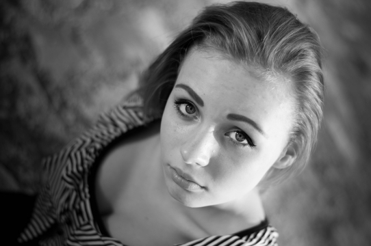 条纹服装欧美美女脸部黑白摄影