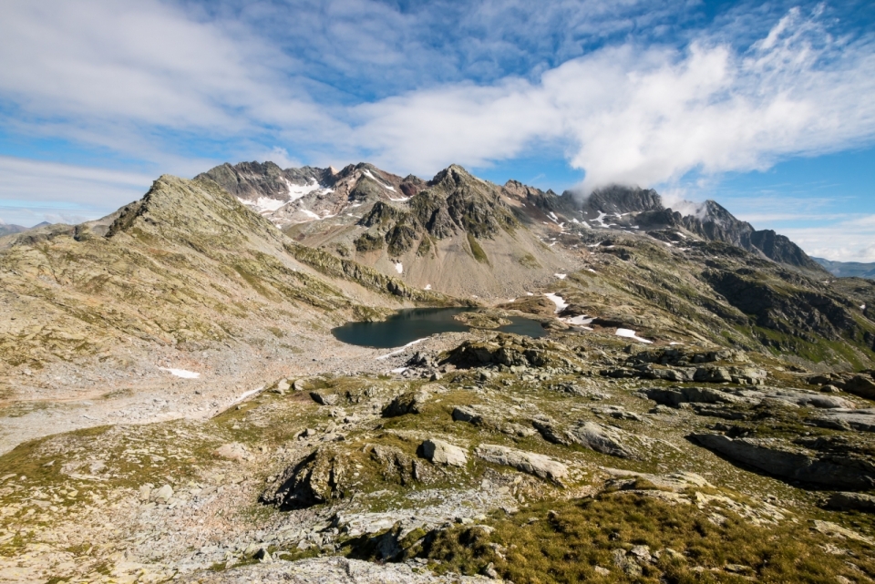 郊外山坡草地荒凉自然风景仰拍