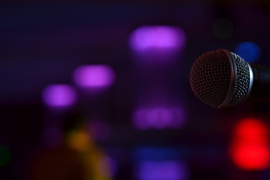 虚化背景灯光室内黑色麦克风设备