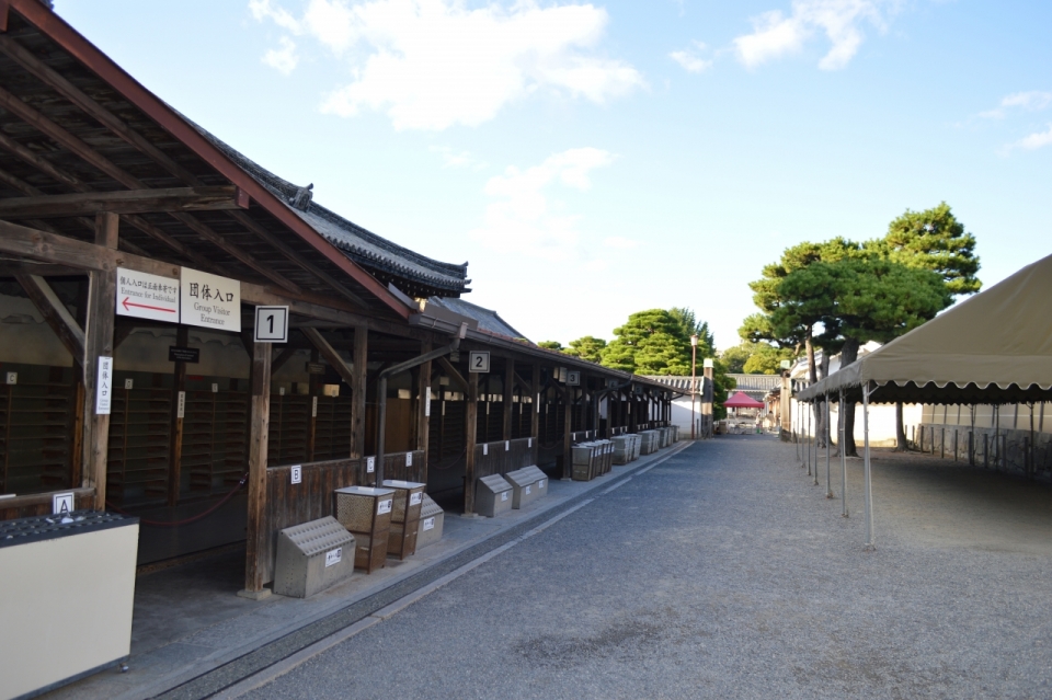 日本神社前干净整洁的小道