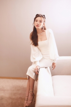 沈梦辰复古红裙写真