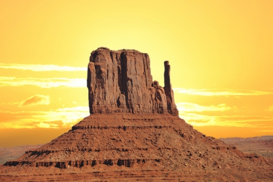 傍晚阳光天空下古老历史建筑