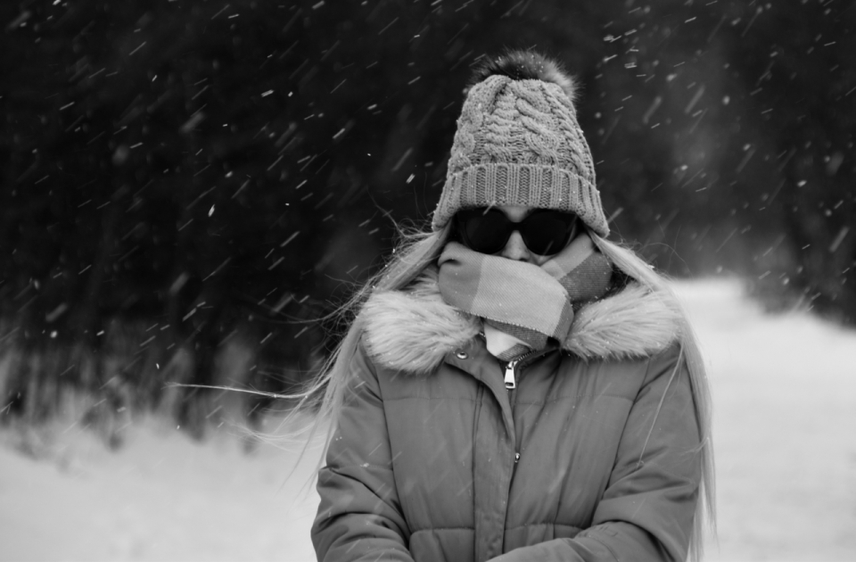 人物摄影_风雪中穿着厚实戴墨镜女人