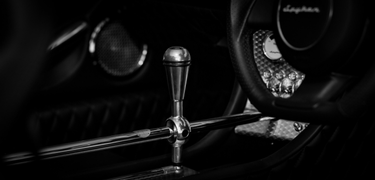 黑色背景老爷车内饰方向盘中控特写