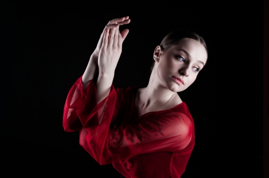 昏暗黑色背景舞蹈穿红色服装美女