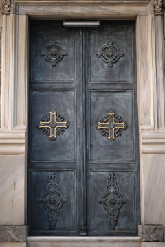 巨大铁门上精美花纹雕刻