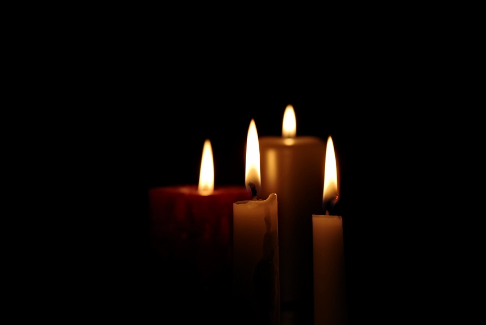 黑暗中微弱的蜡烛烛光摄影