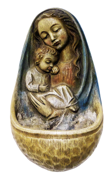 白色背景前怀抱着自己孩子的木头雕刻